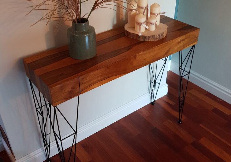 ręcznie robiony drewniany stolik
